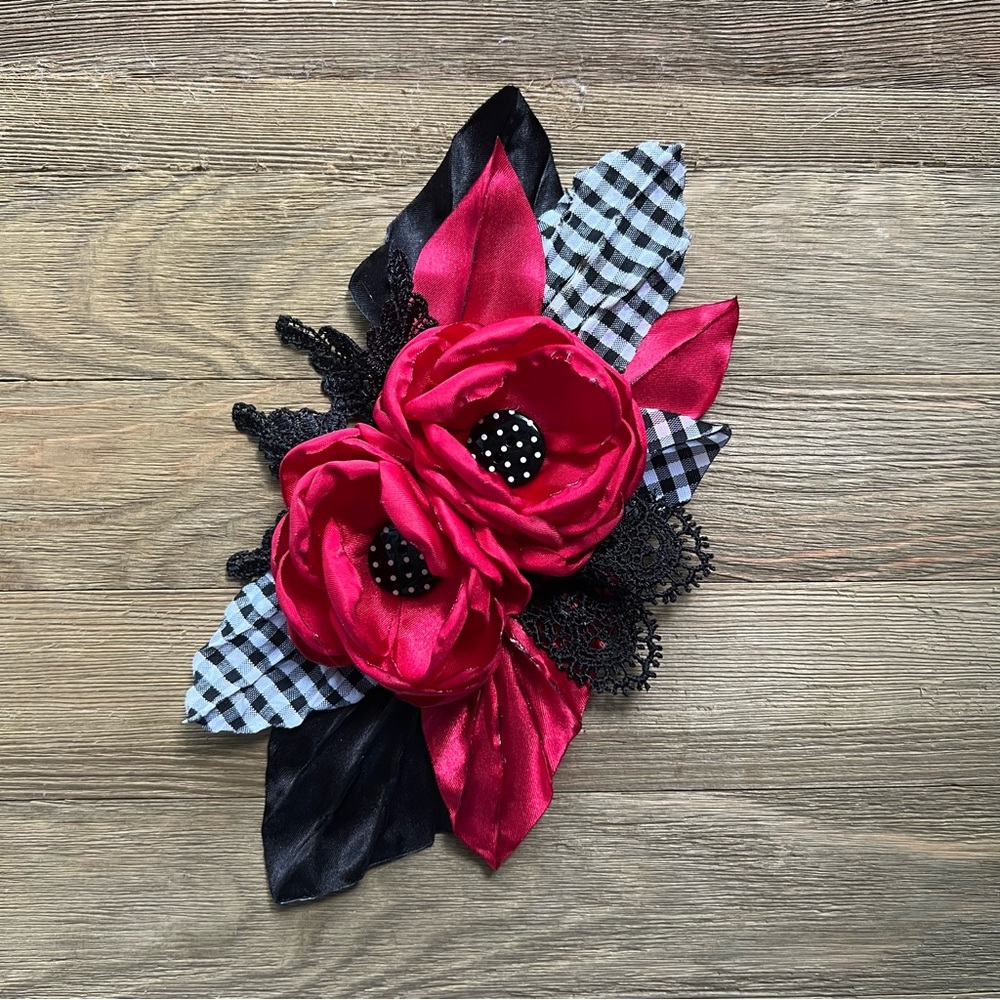 SOLD• Flower Pin - Picture 2 of 3